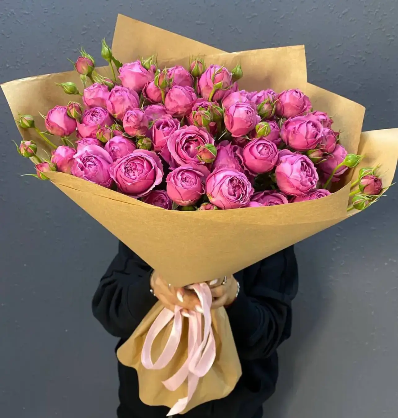 Букет из кустовых пионовидных роз