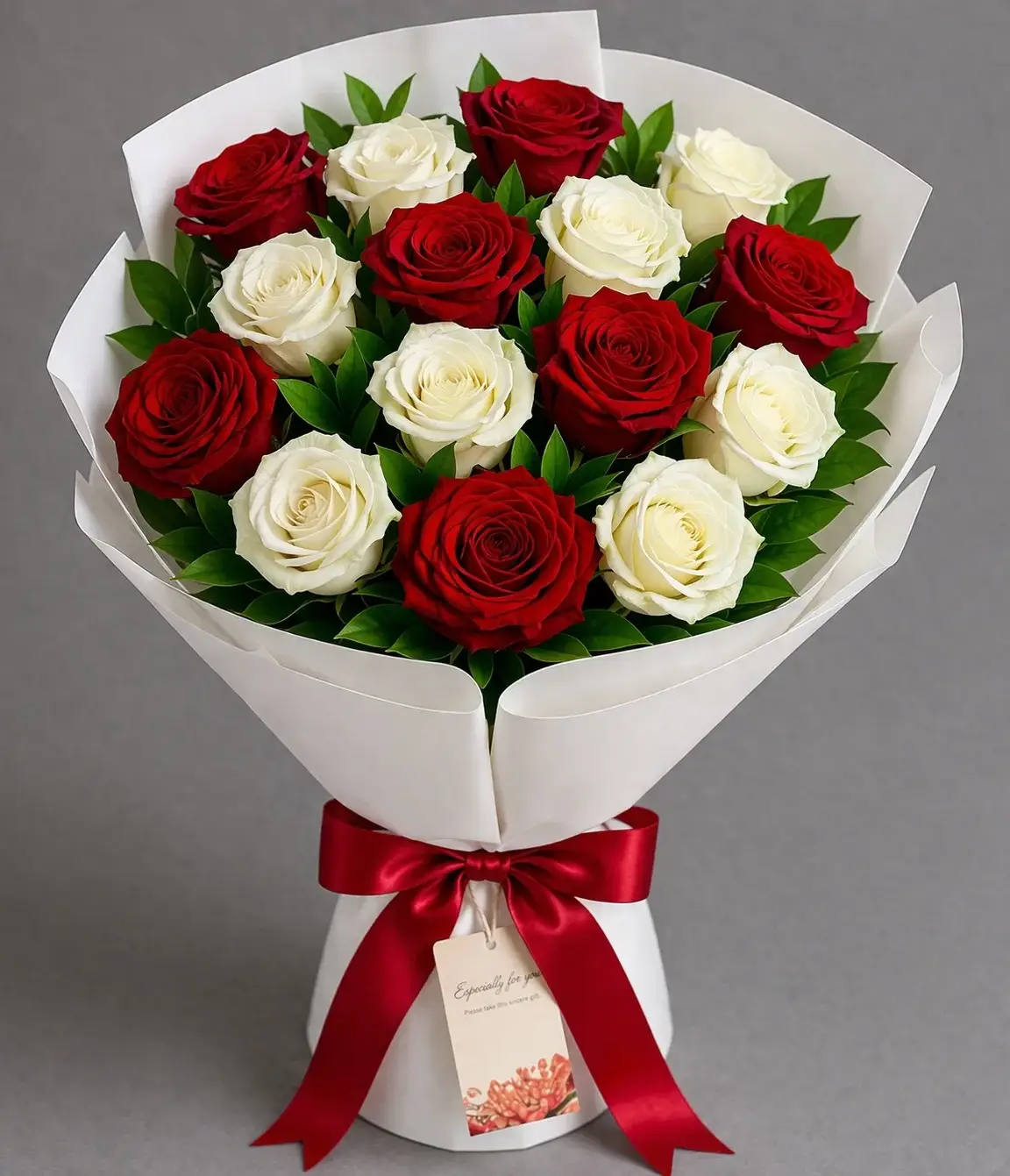 Букет из 15 красно белых роз