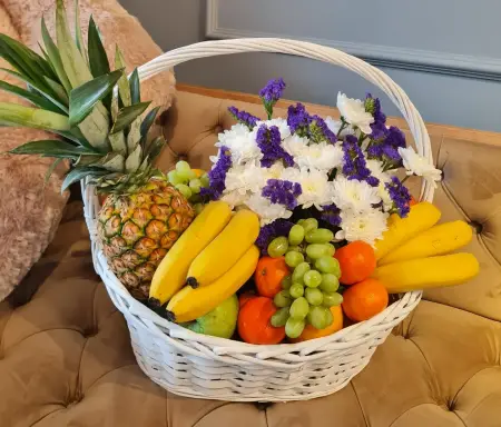 Фруктовая корзина с хризантемами