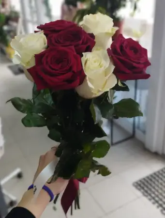 Букет из красных и белых роз под ленту