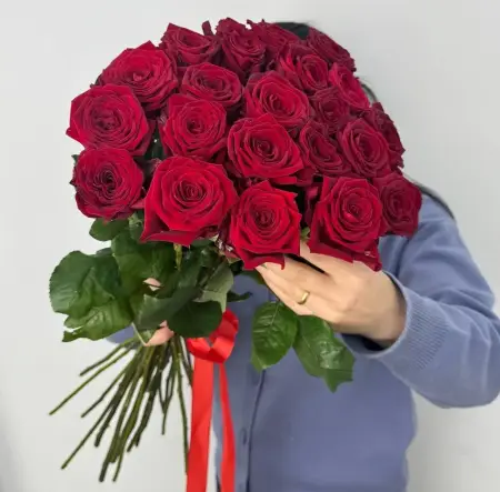 Букет из 21 красной розы под ленту