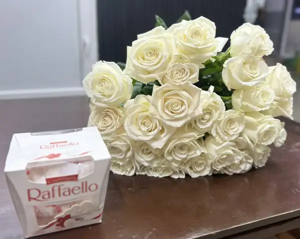 Букет из 25 белых роз под ленту